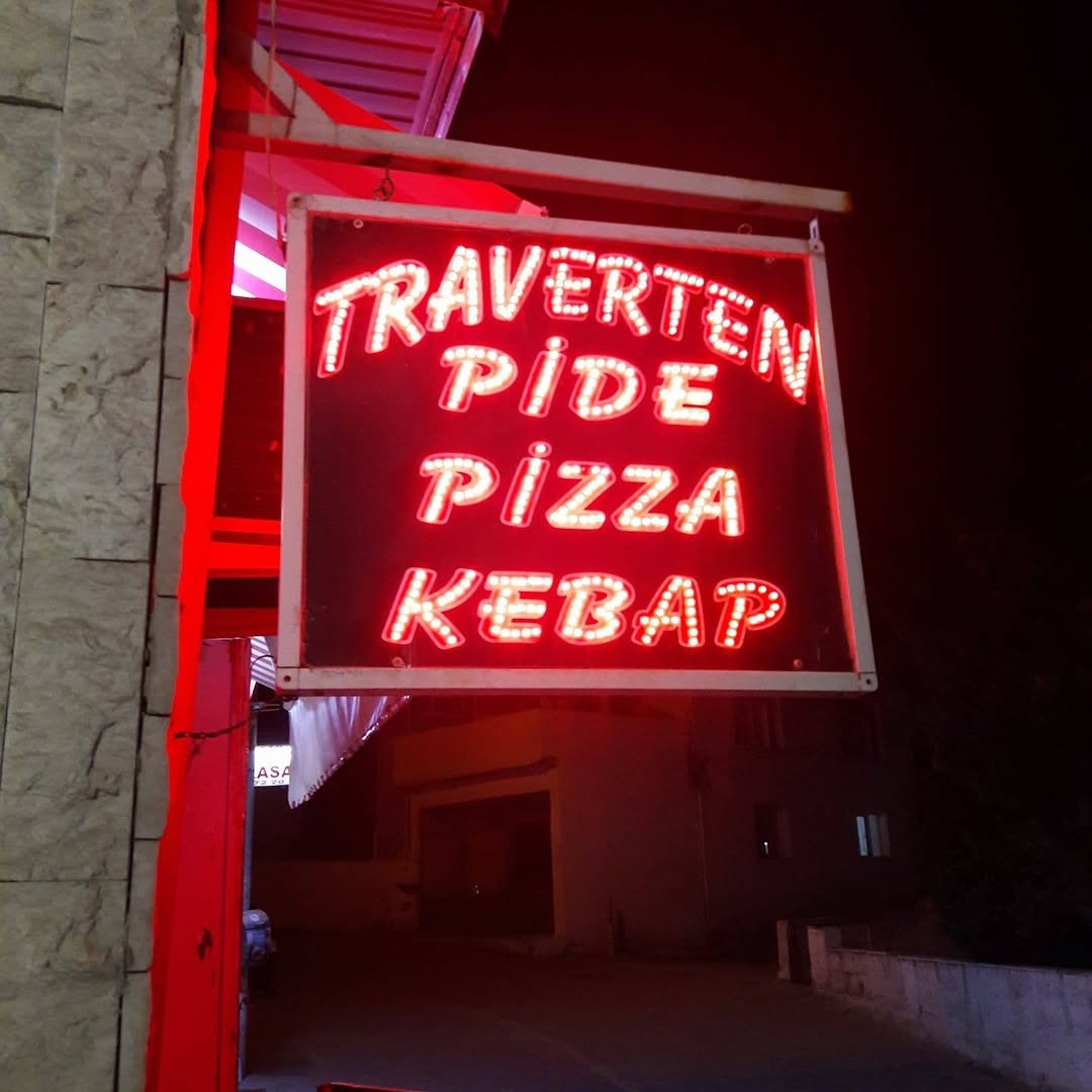 Traverten Pide: clear signage of the venue