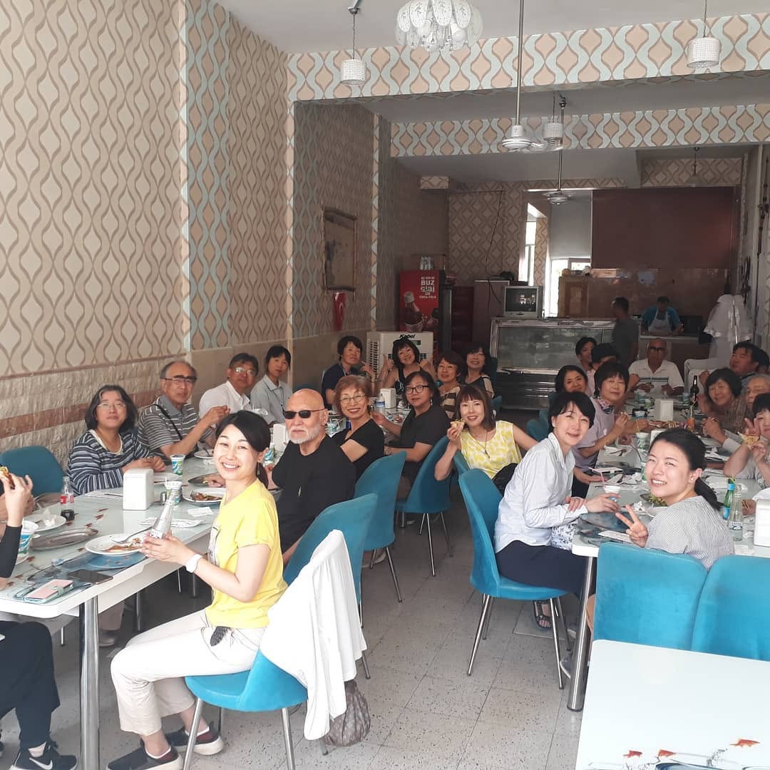 Traverten Pide: happy customers in venue