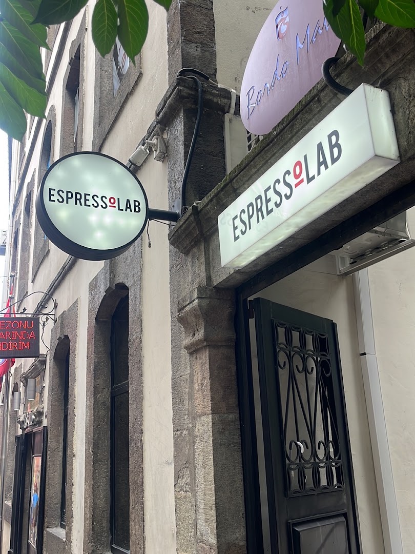 Espressolab: clear signage identifies the venue