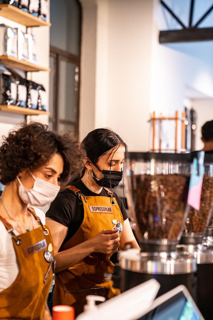 Espressolab: professional photo of staff working