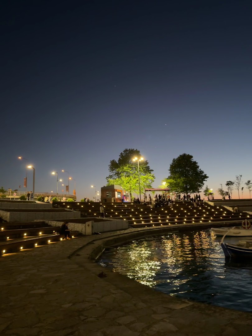 Ganita Balık Ekmek: beautiful atmospheric evening venue shot