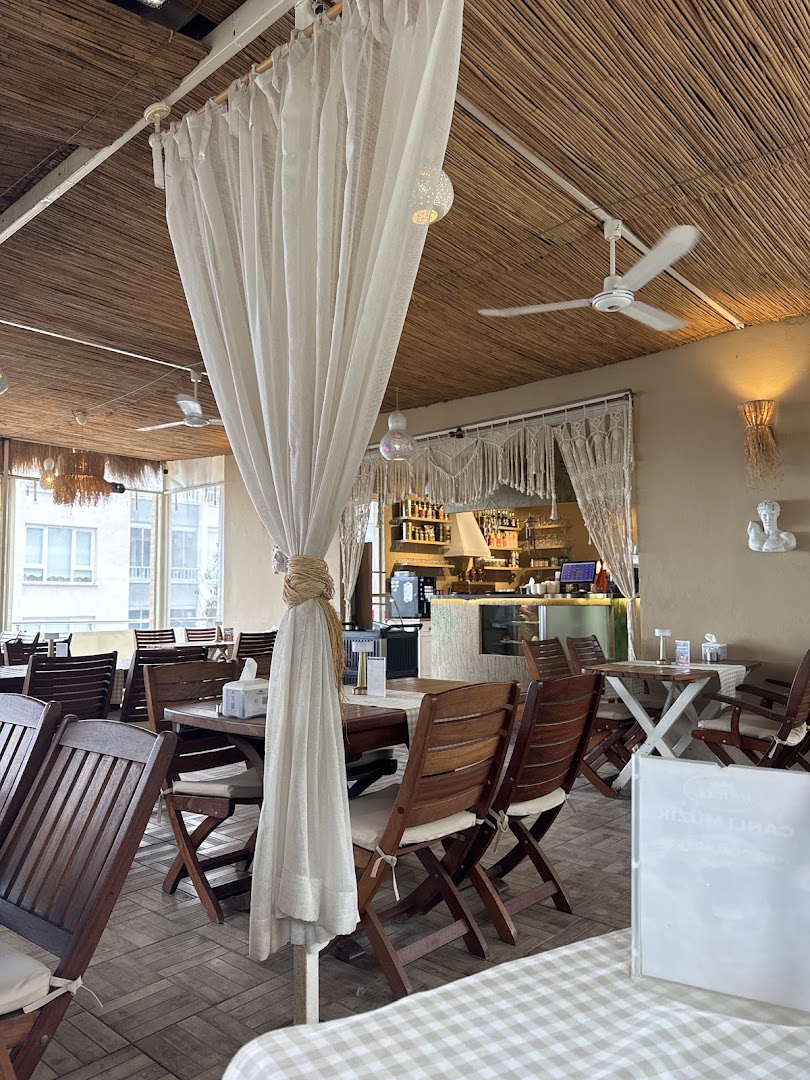 Terrace: clear view of venue atmosphere