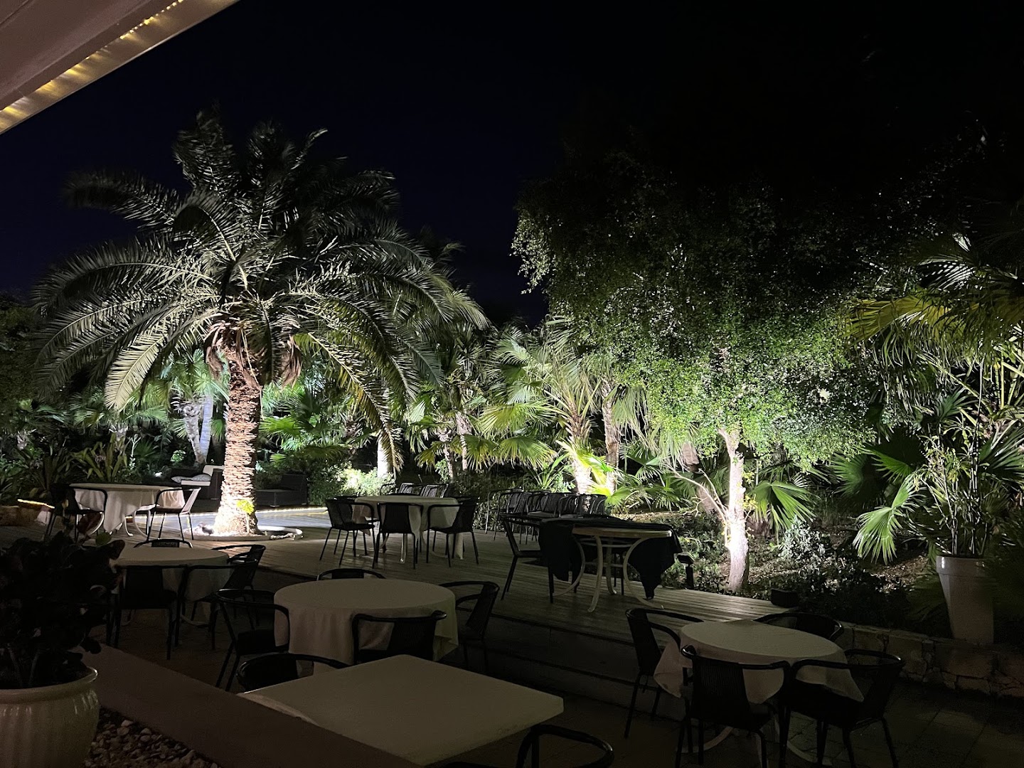 Opus Wine Bar and Grill: attractive outdoor seating area