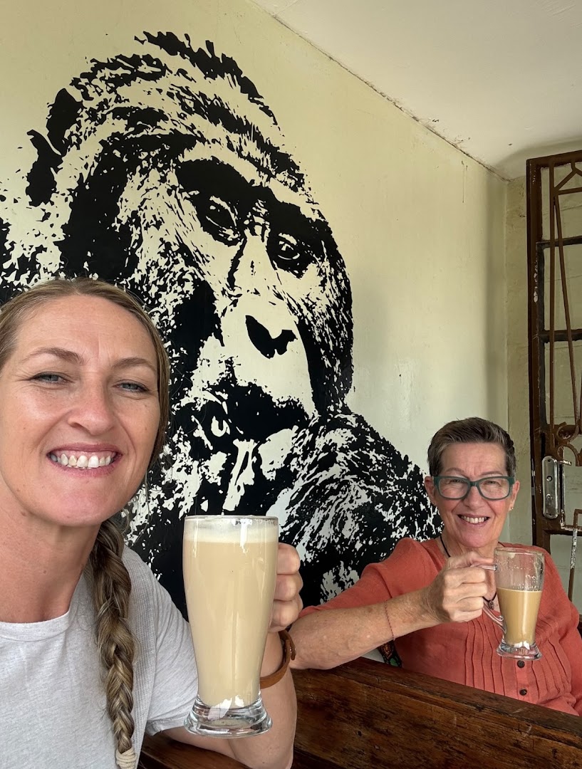 Gorilla Conservation Café: happy customers and atmosphere