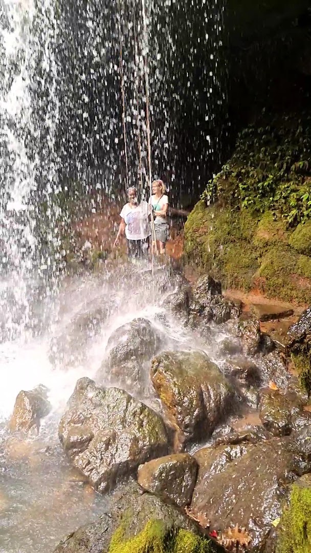 Amabere Ga Nyinamwiru Caves: visitors at the venue