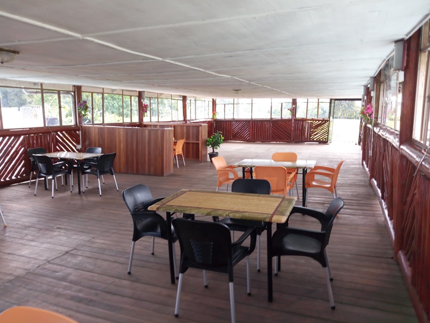 Delhi Garden Restaurant & Hotel: clear view of dining area