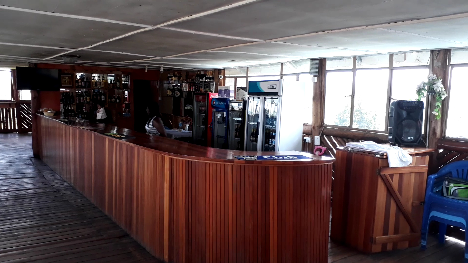 Delhi Garden Restaurant & Hotel: clear view of bar area