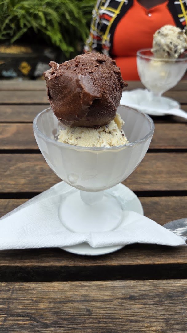 Everybody's Kitchen (EBK): appetizing photo of served dessert