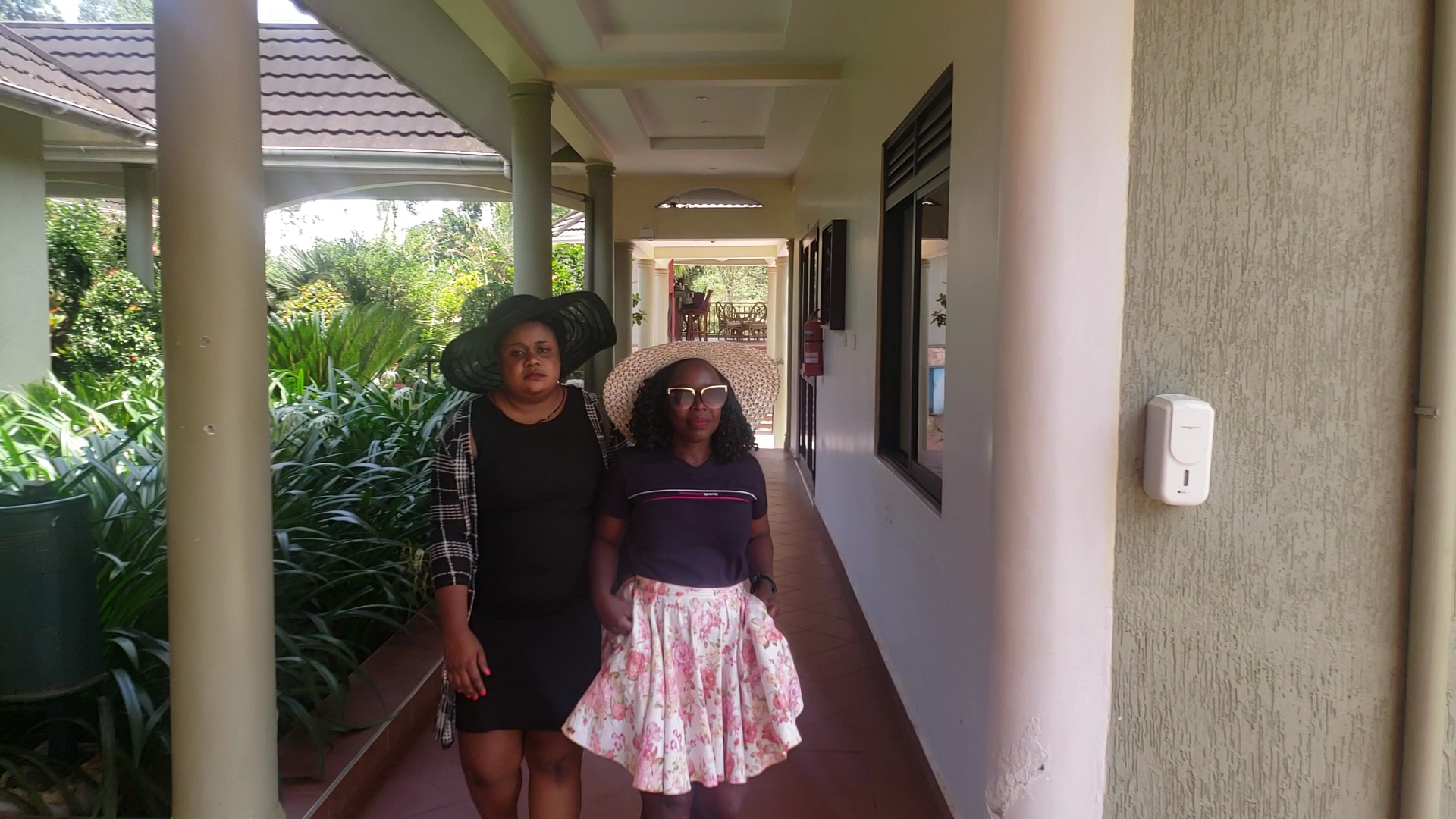 Nyaika Hotel: guests enjoying hotel grounds