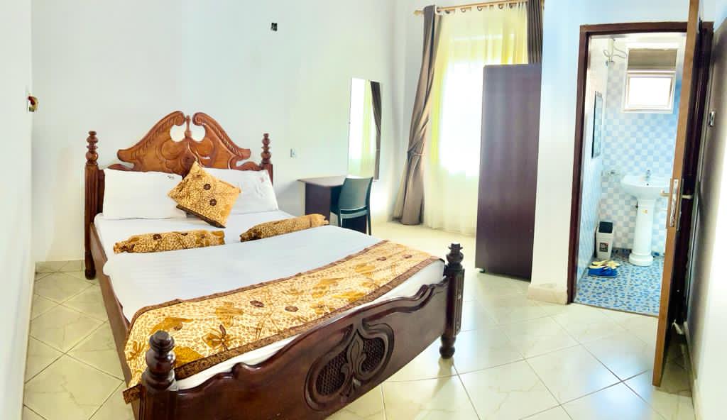 Riverside Resort Hotel Kabale: clear photo of hotel room