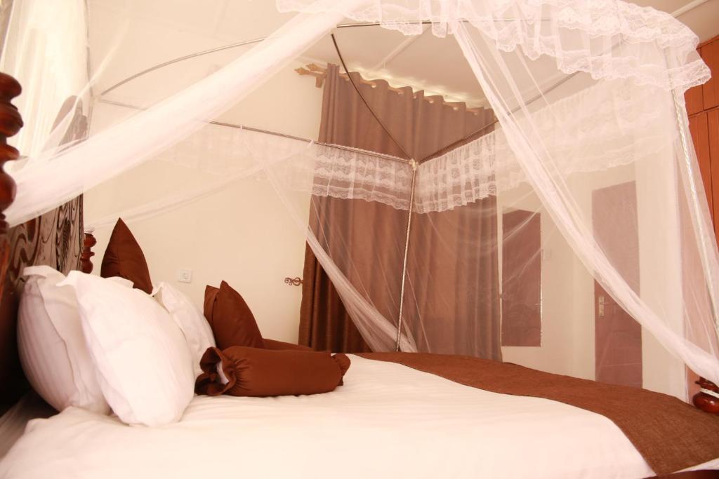 Riverside Resort Hotel Kabale: clear photo of hotel room