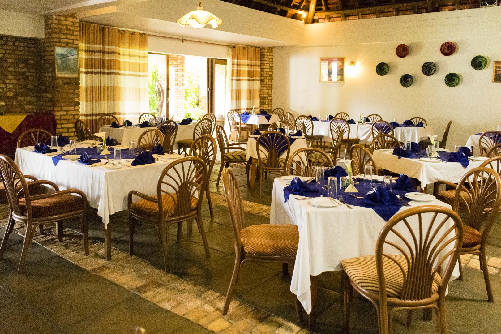 White Horse Inn: clear, inviting restaurant interior shot