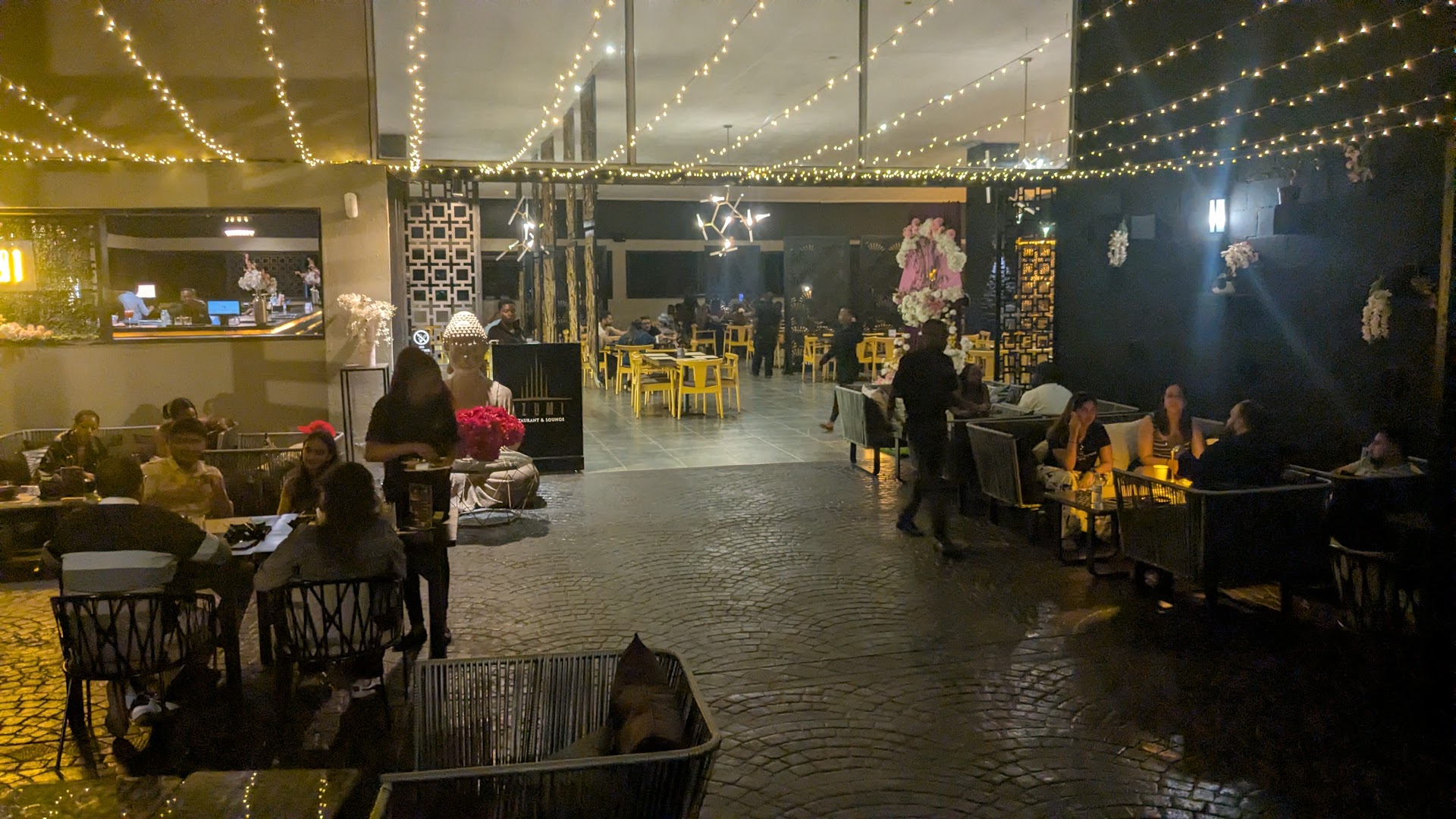 Izumi Restaurant & Lounge: inviting restaurant atmosphere