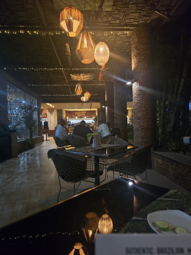 La Cabana Restaurant: inviting atmosphere and professional lighting