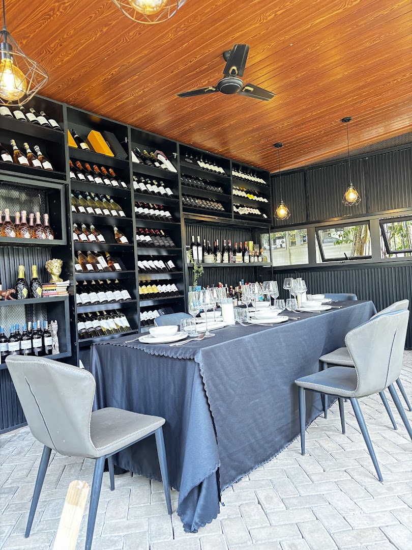 Tavola: attractive, well-lit restaurant interior