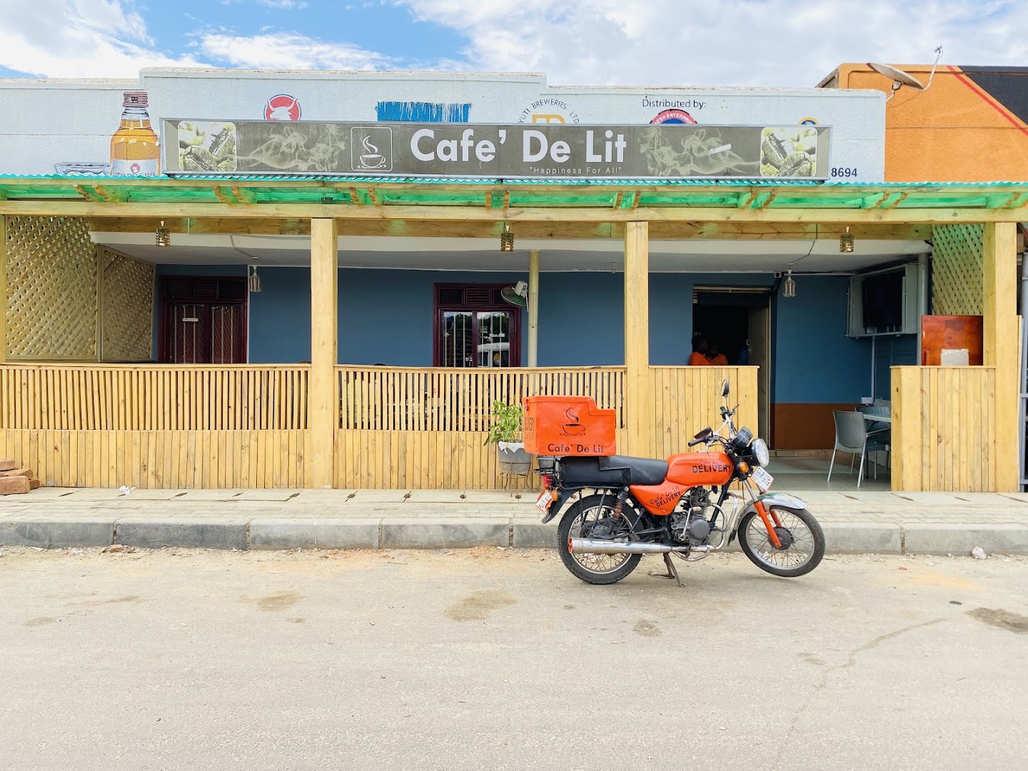 Café de Lit: clear exterior shot of venue