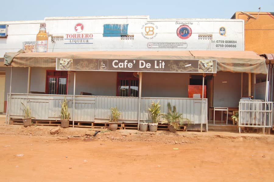 Café de Lit: clear exterior shot of venue