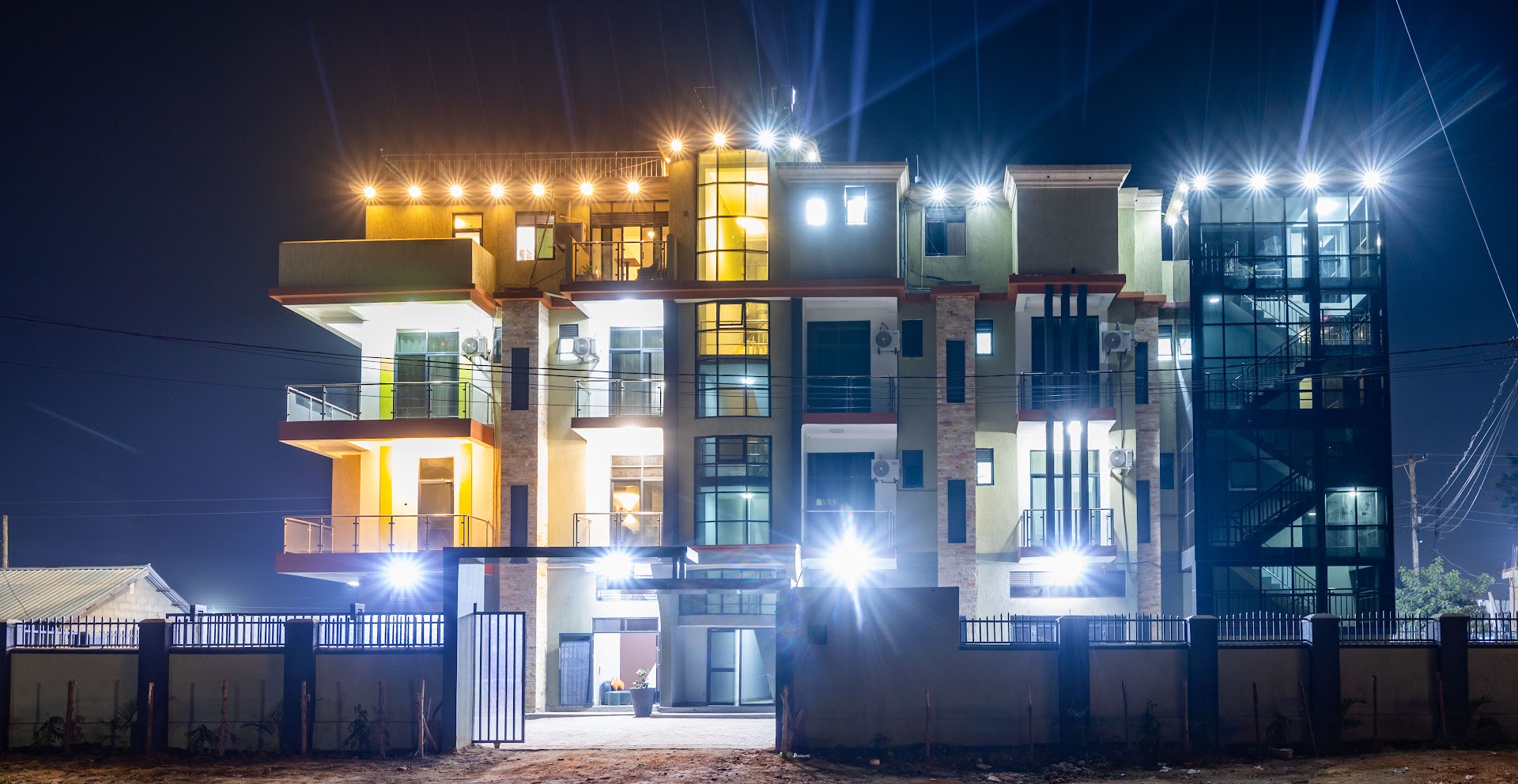Ngabu Hotel: professional night shot of hotel