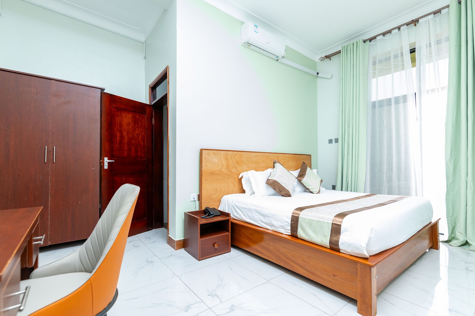 Ngabu Hotel: clean and professional hotel room