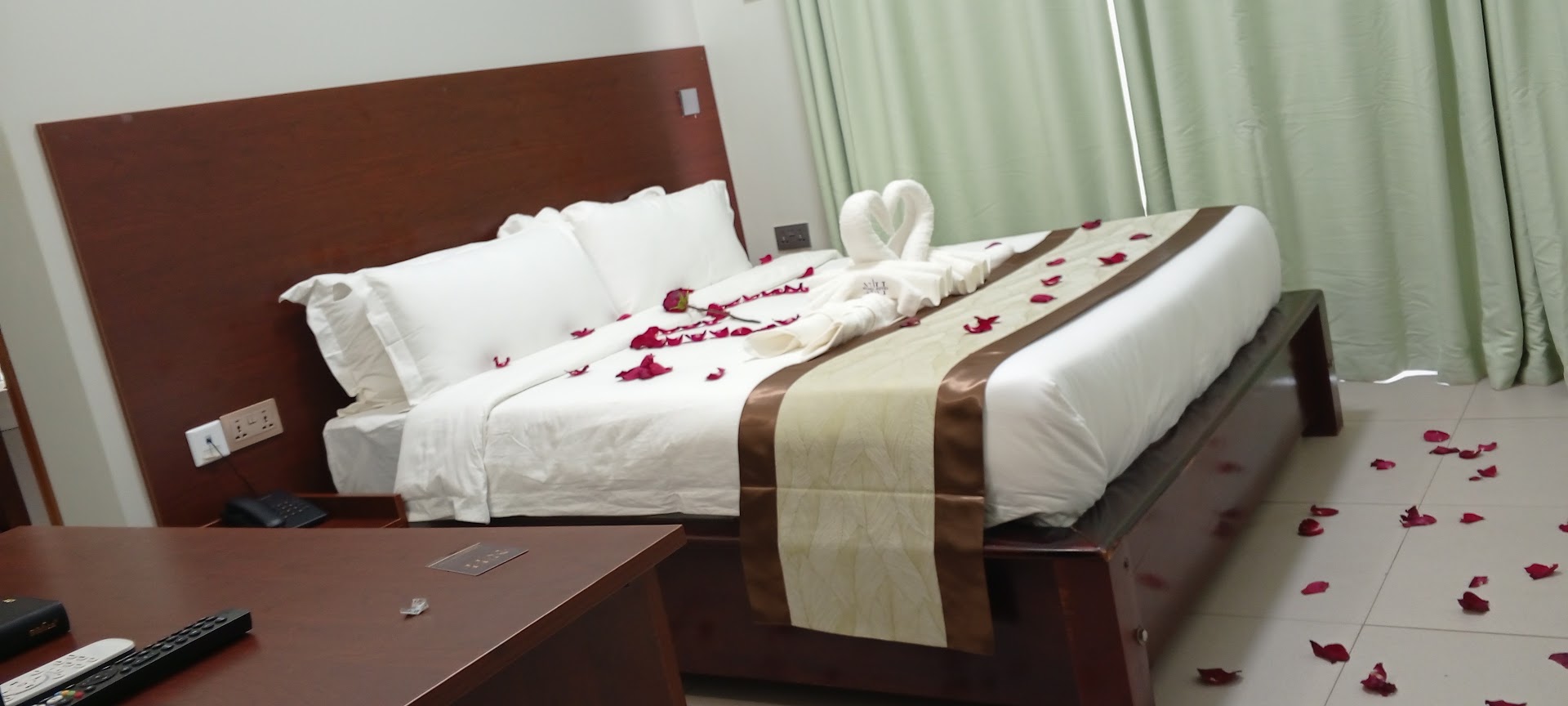 Ngabu Hotel: clean hotel room interior photo