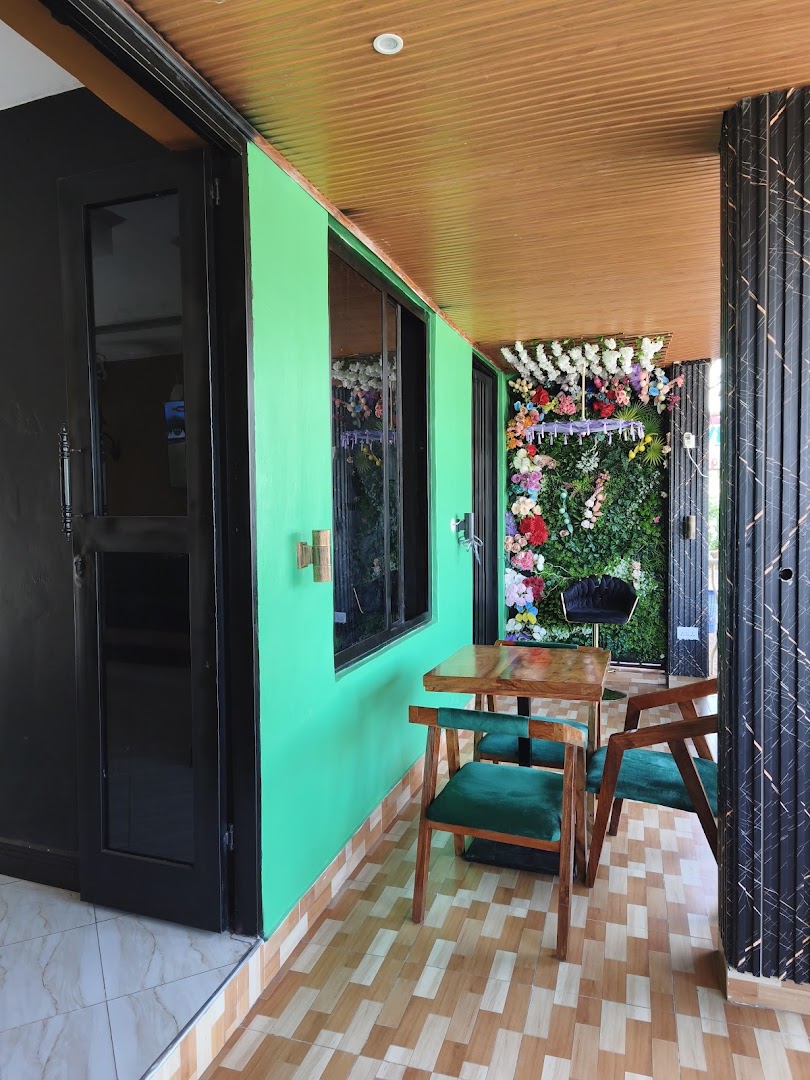 Sailors Cafe & Lounge: clear photo of venue interior
