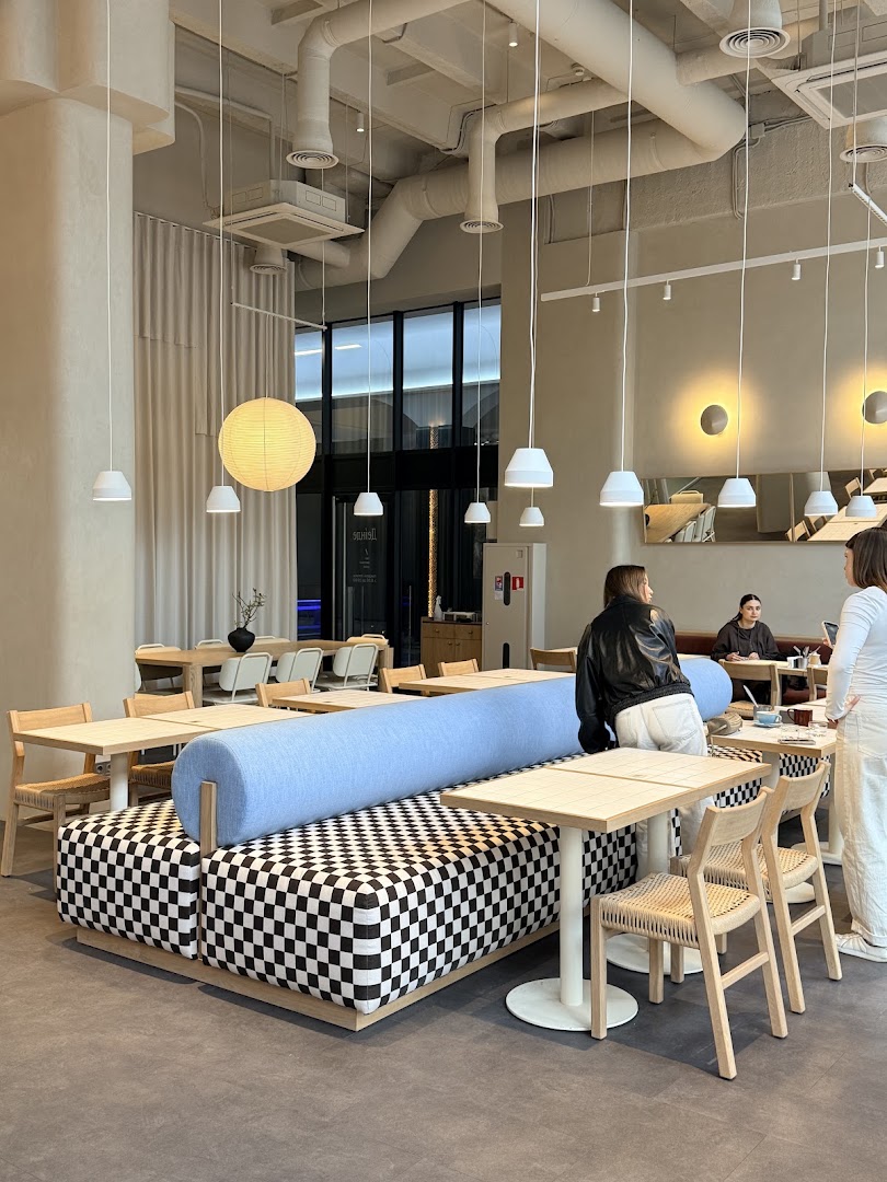 Deinde: attractive, high-quality interior atmosphere shot