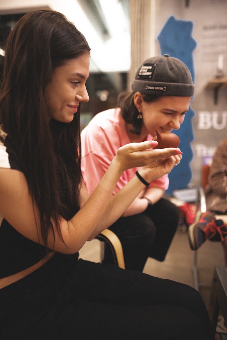 Just Punk Tea Vozdvyzhenka: engaging photo of customers enjoying
