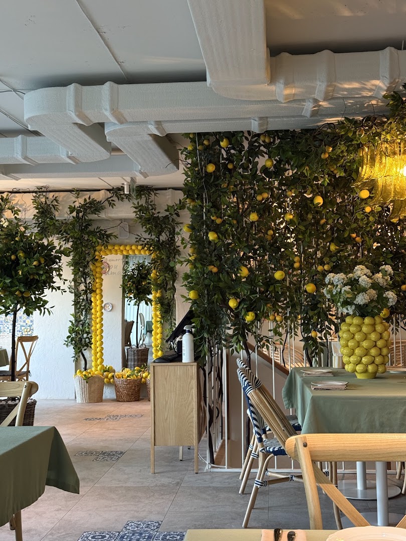 Umore e Cucina: attractive restaurant interior and decor