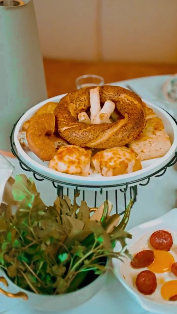 Avlu: appetizing photo of breakfast spread