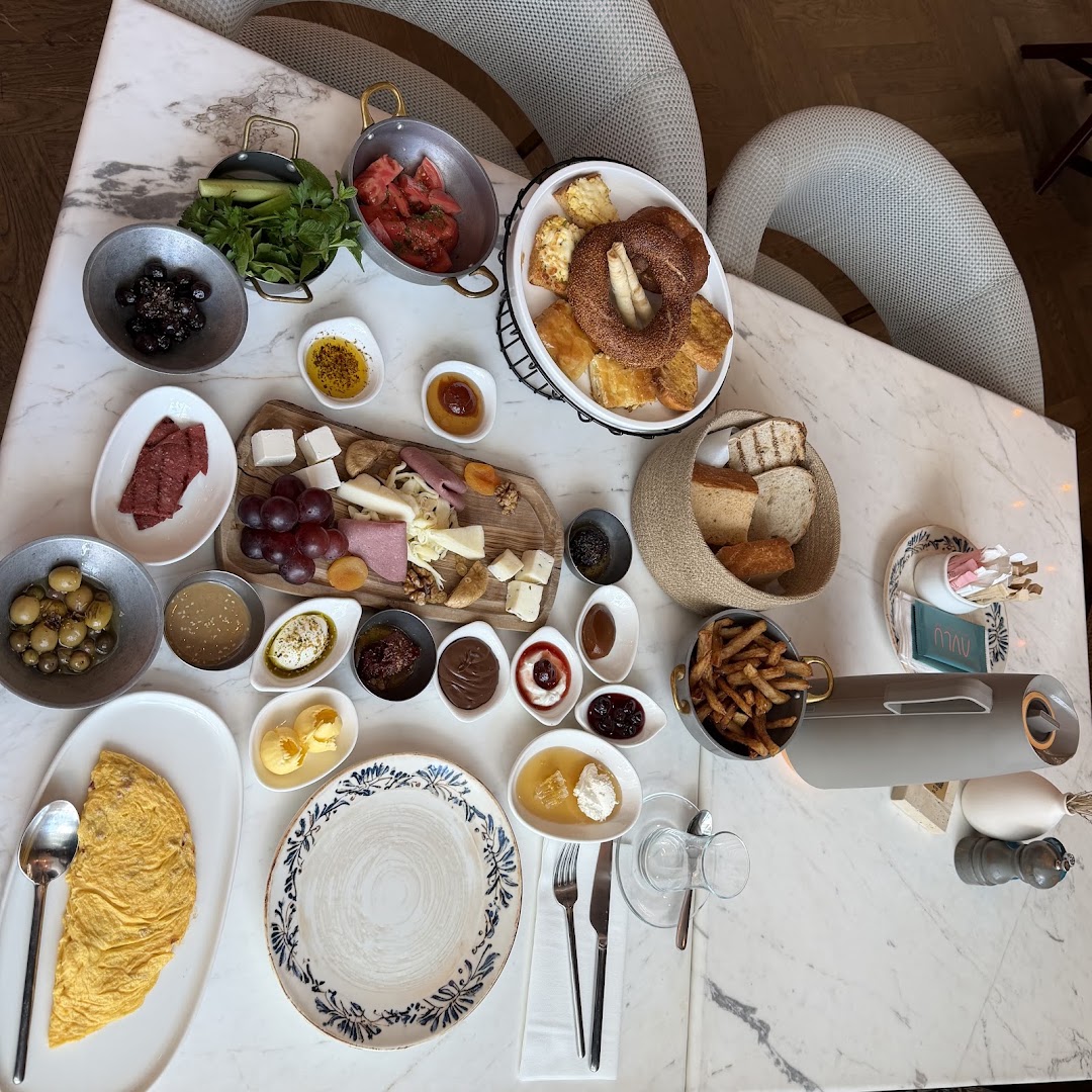 Avlu: appetizing and high-quality breakfast spread