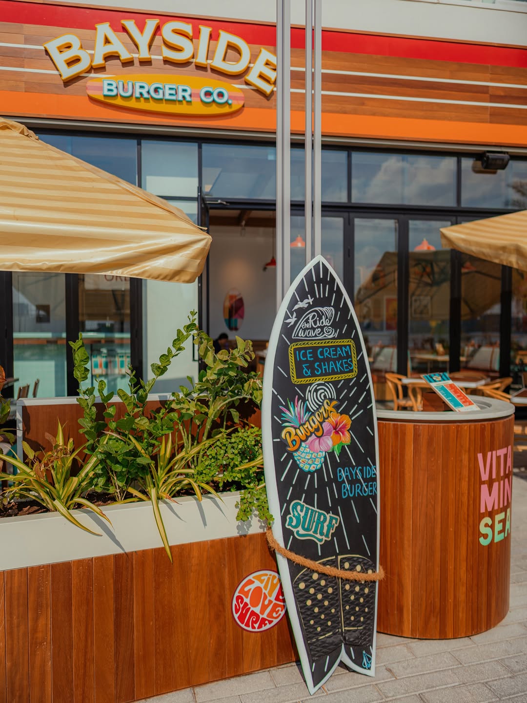 Bayside Burger Co.: attractive exterior with clear branding