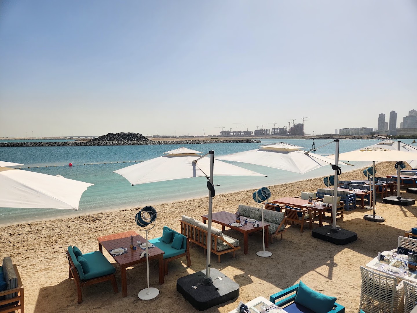 Ibn AlBahr: attractive beachside restaurant atmosphere