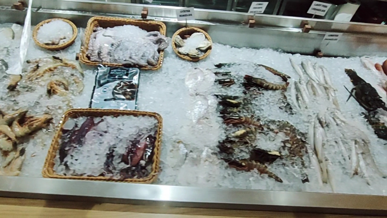 Ibn AlBahr: fresh seafood display is appealing