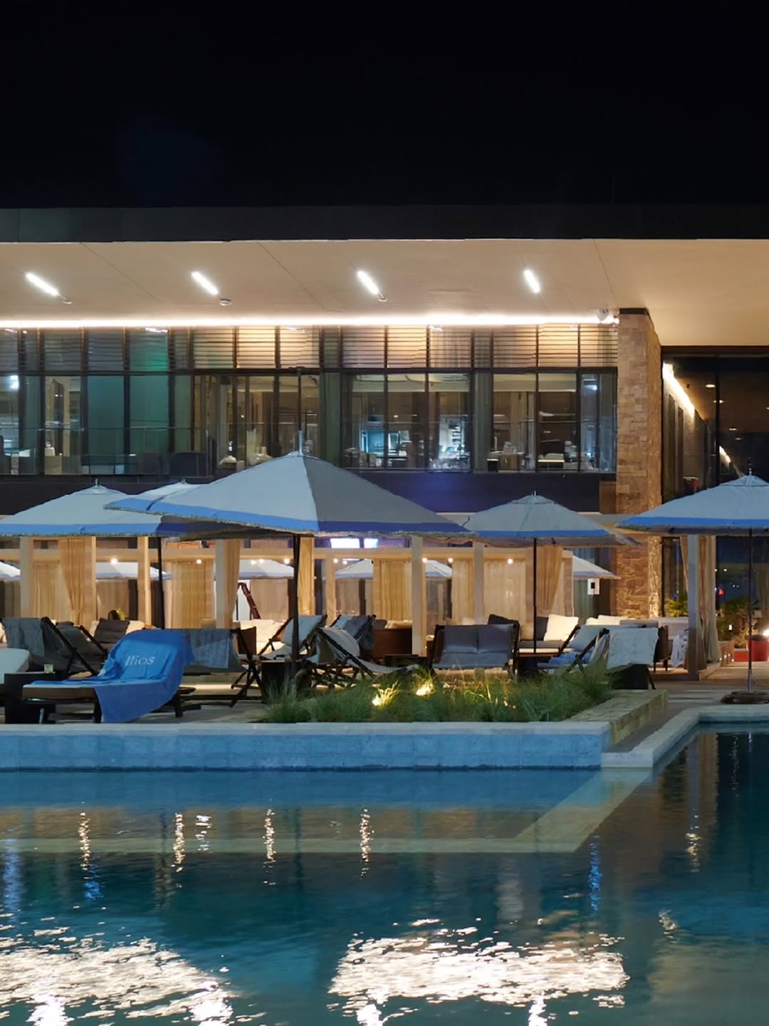 Ilios Restaurant: attractive evening restaurant terrace view