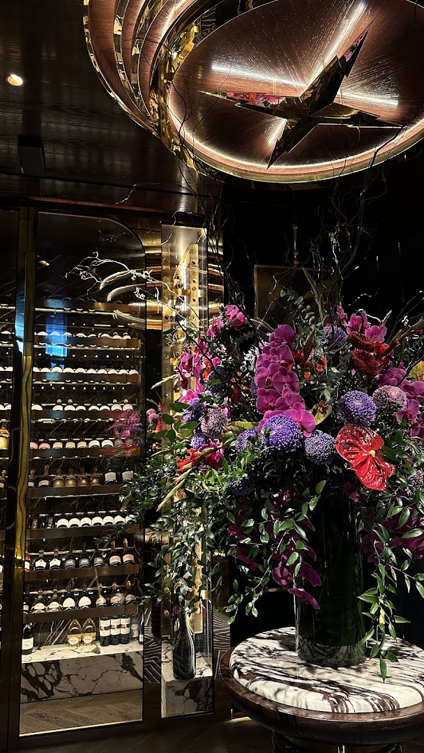 Isabel Mayfair: elegant interior and floral decor