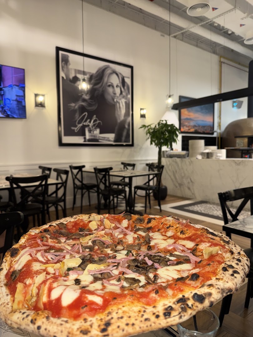 L'Antica Pizzeria da Michele: appetizing food and nice atmosphere