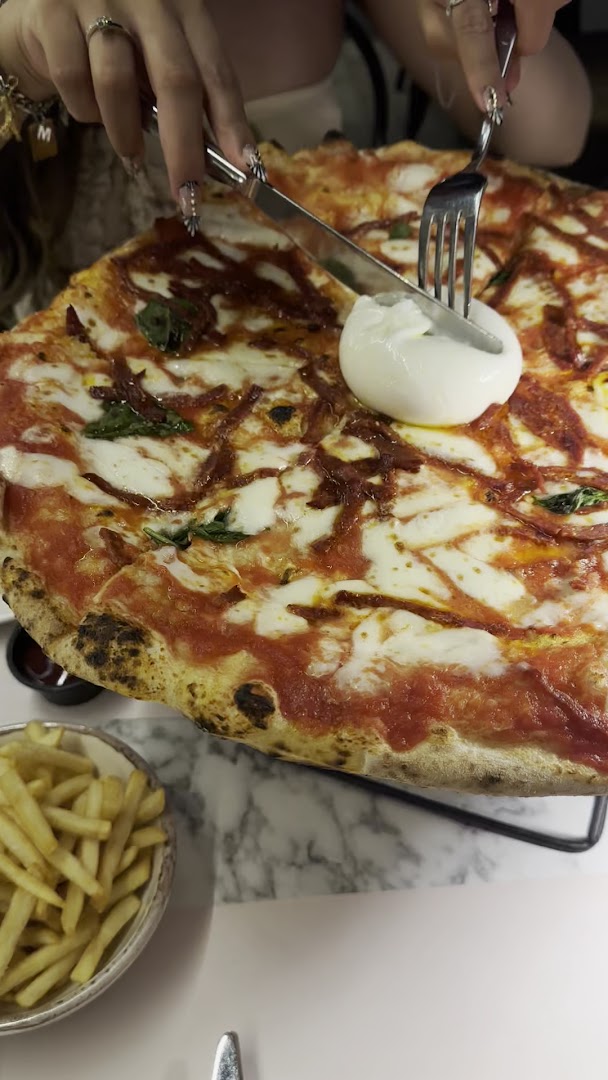L'Antica Pizzeria da Michele: appetizing photo of restaurant food