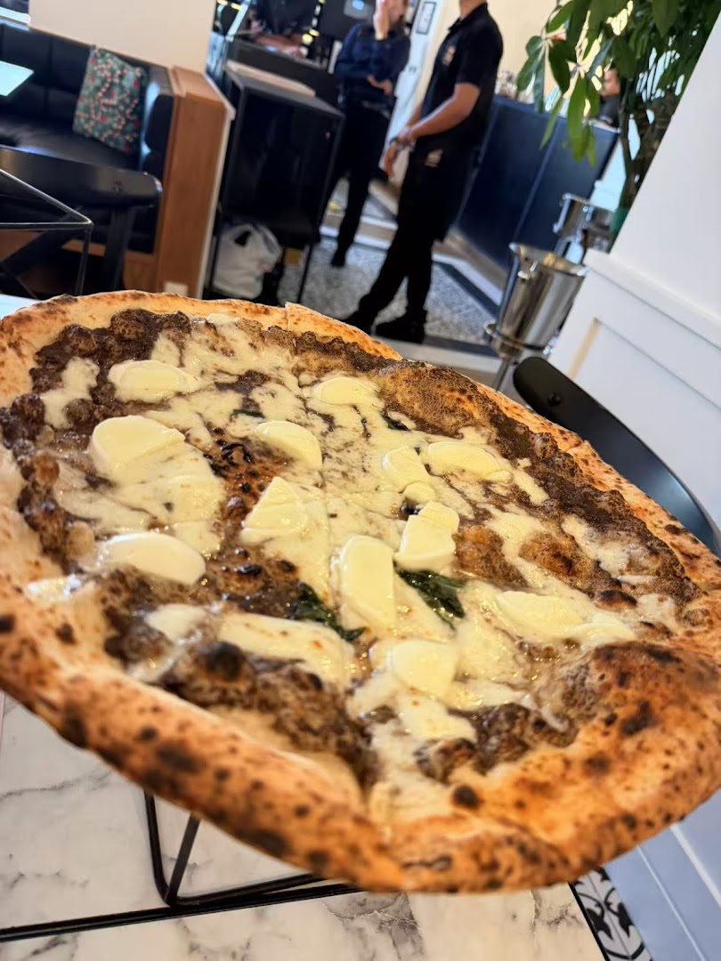 L'Antica Pizzeria da Michele: appetizing photo of restaurant pizza