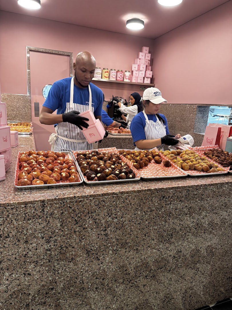 Lucky 2000: professional photo of staff and food