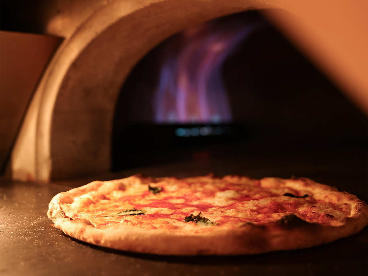 Mezzaluna: appetizing pizza in wood-fired oven