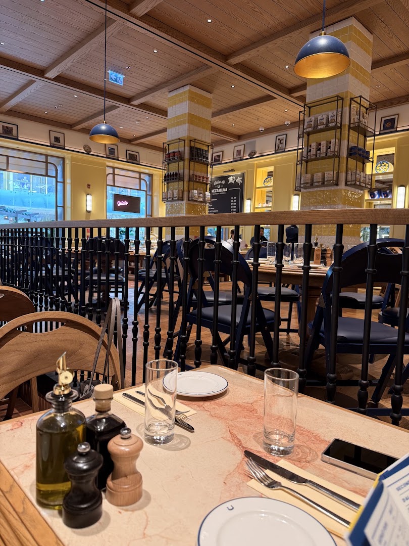 Mezzaluna: inviting and professional restaurant interior