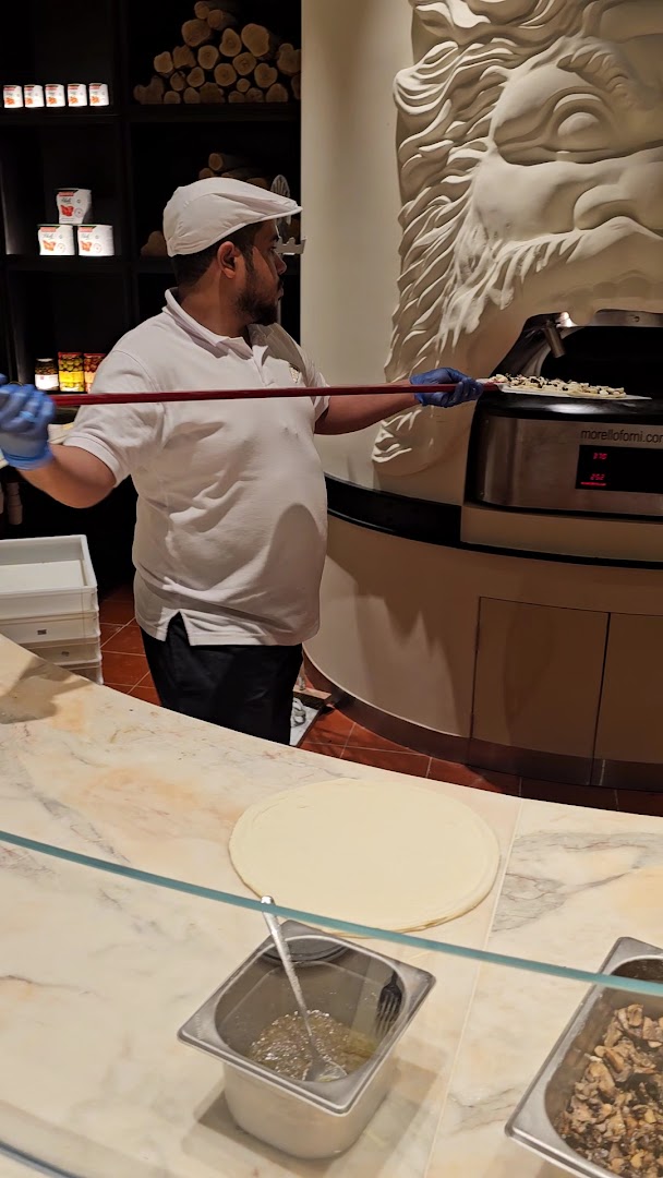 Mezzaluna: professional photo of chef cooking