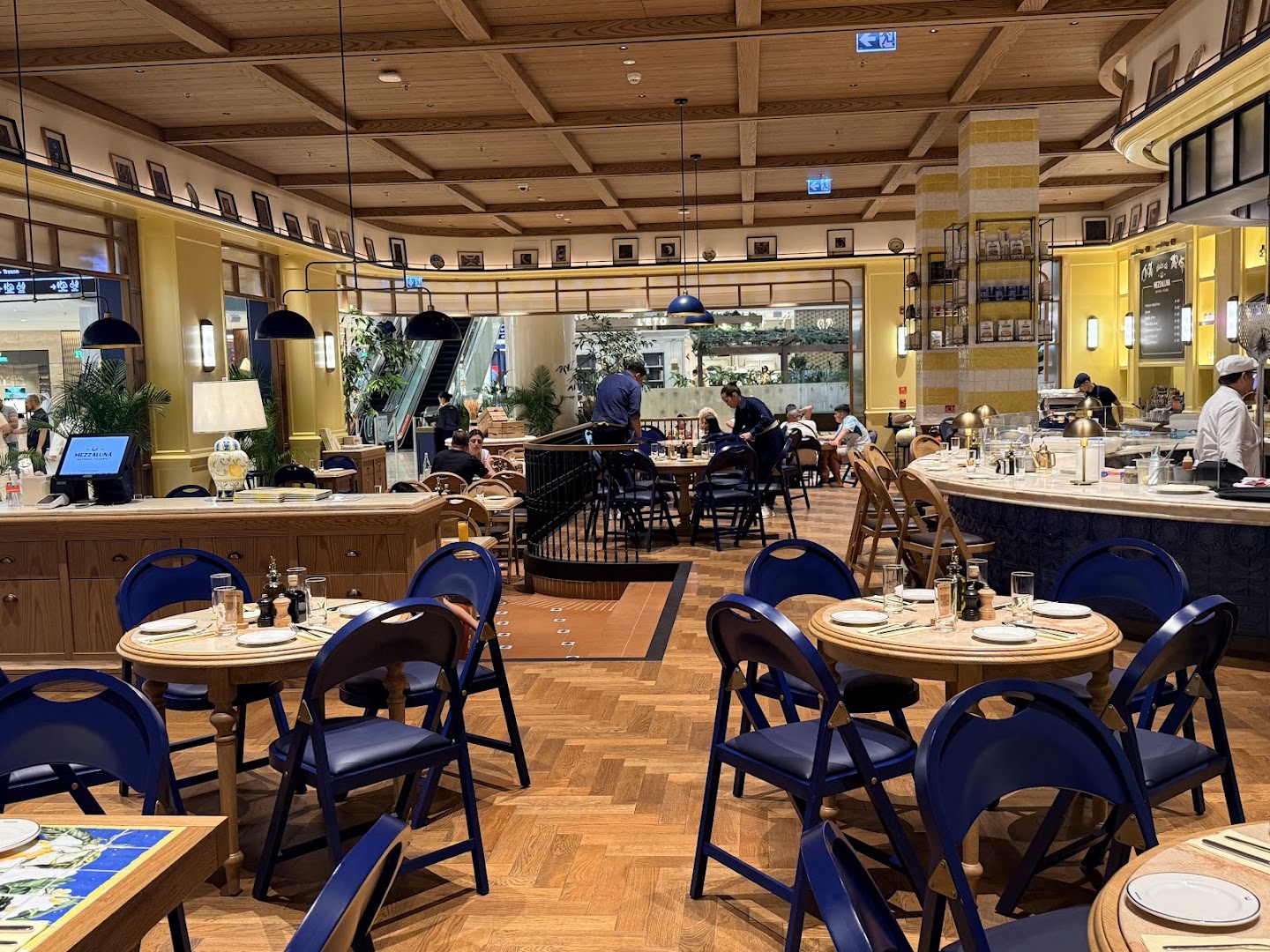 Mezzaluna: high quality interior restaurant shot