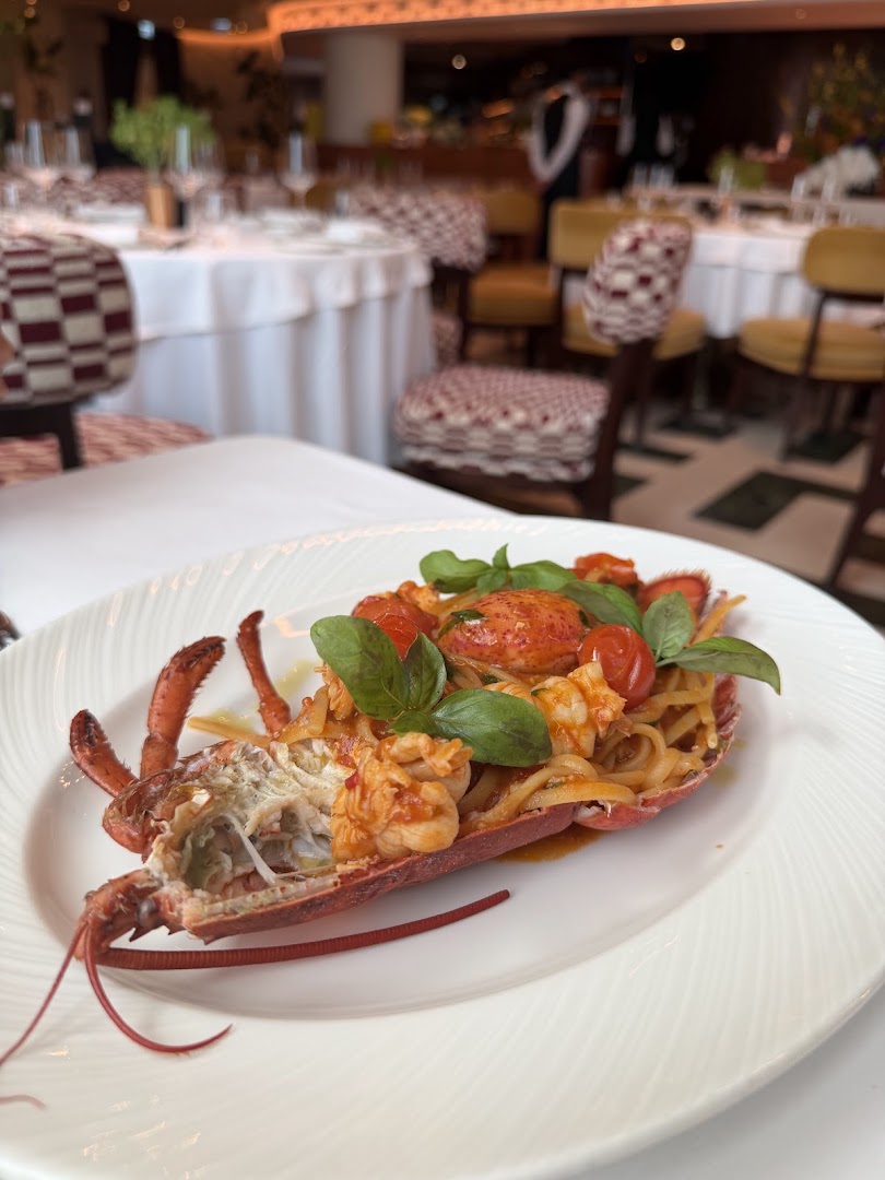 Novikov Abu Dhabi: appetizing food photography in restaurant setting