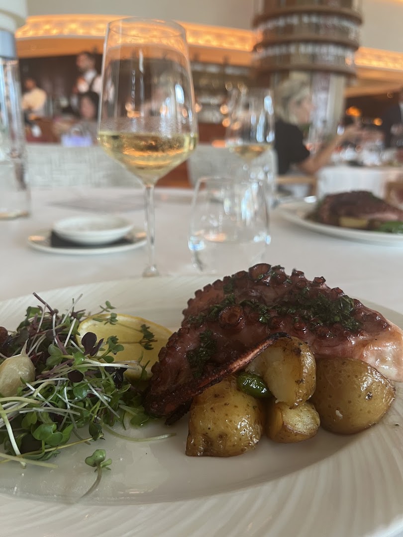 Novikov Abu Dhabi: appetizing food photography in restaurant