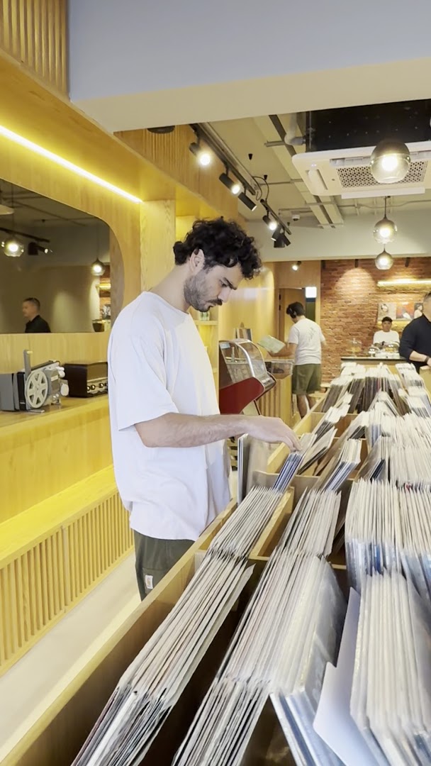 Peninsula Records: shop atmosphere and products