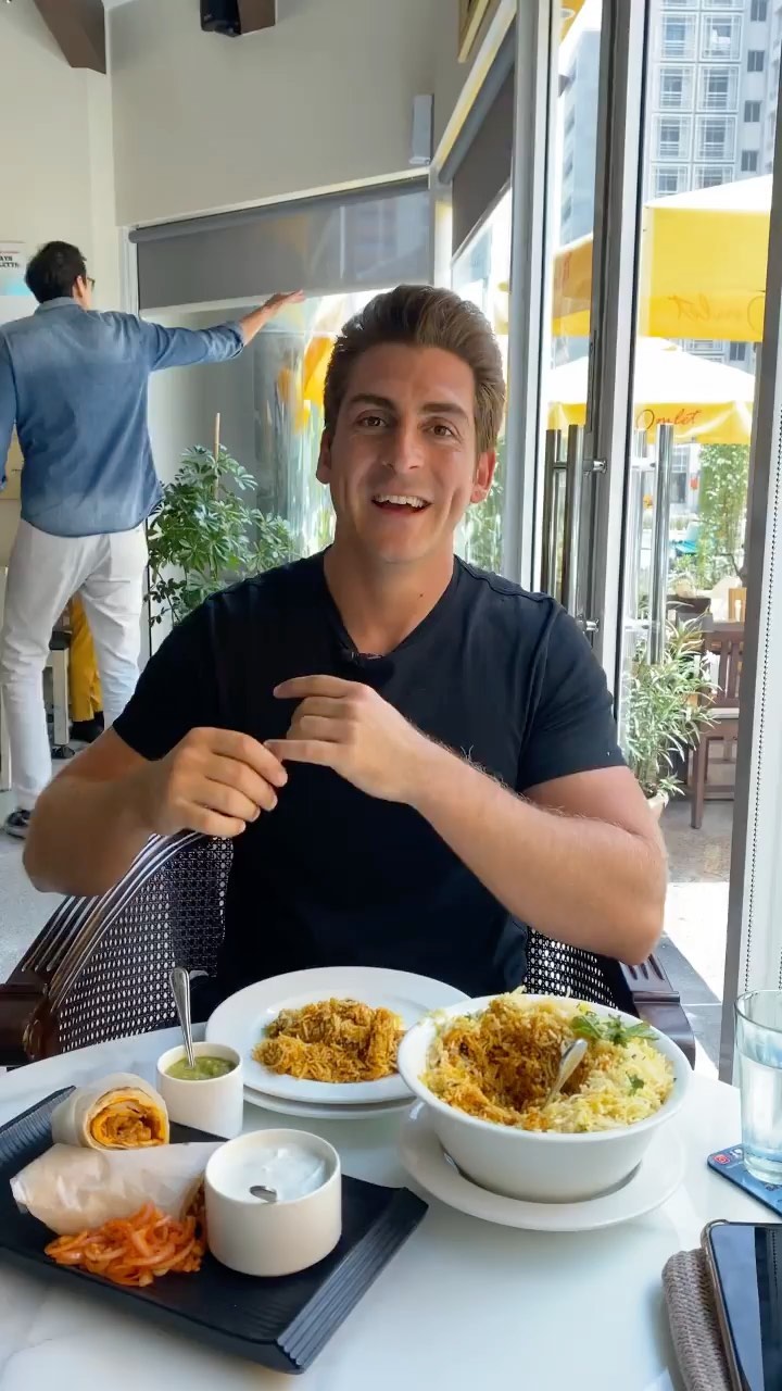Raju Omelet: clear photo of food and customer