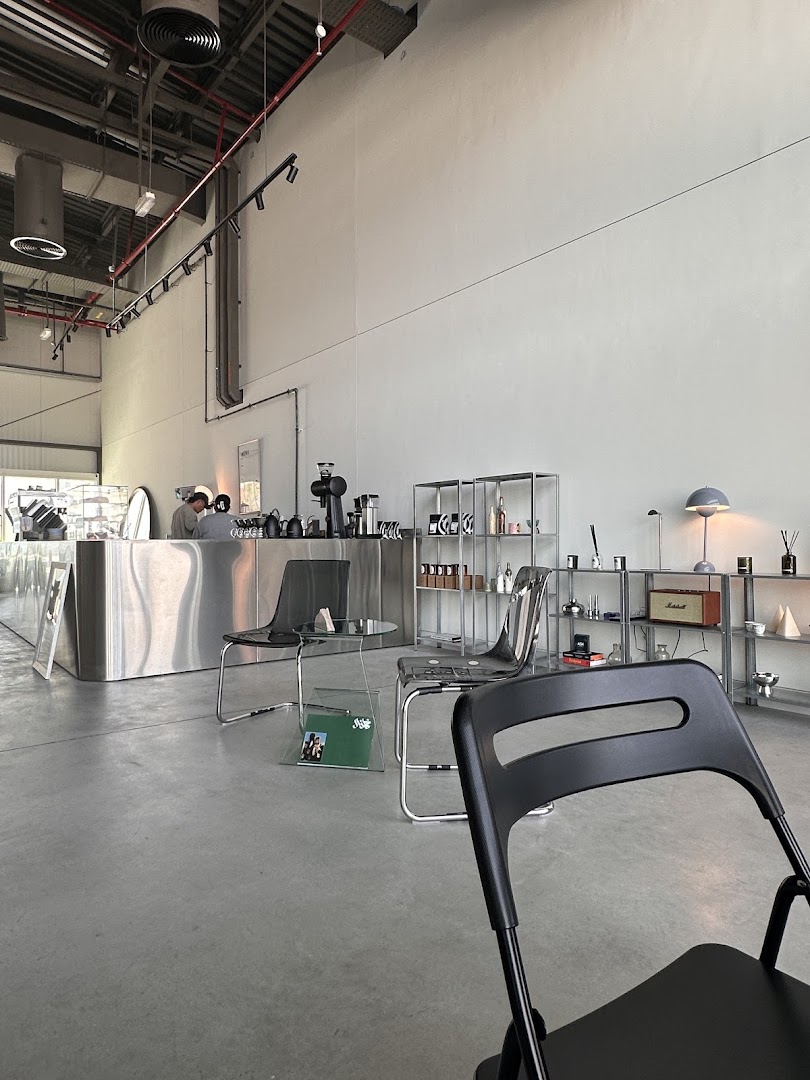 Region Concept Space: clear, professional interior shop shot