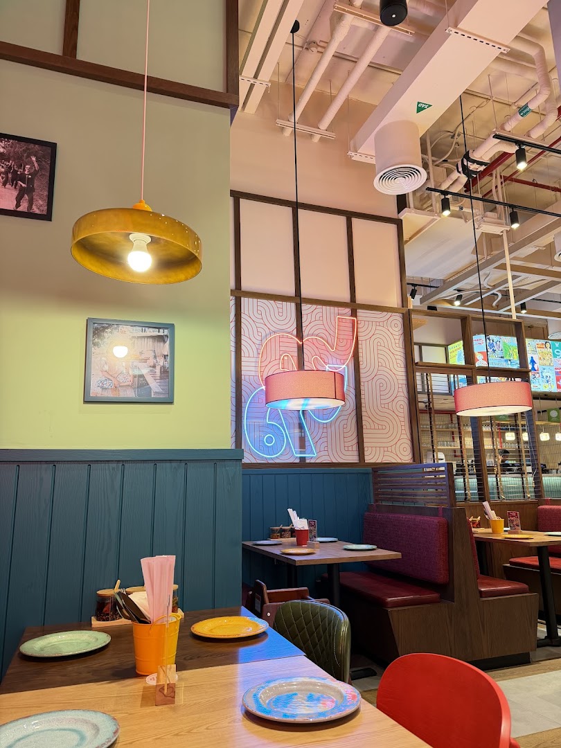 Rosa's Thai: clear, inviting restaurant interior shot