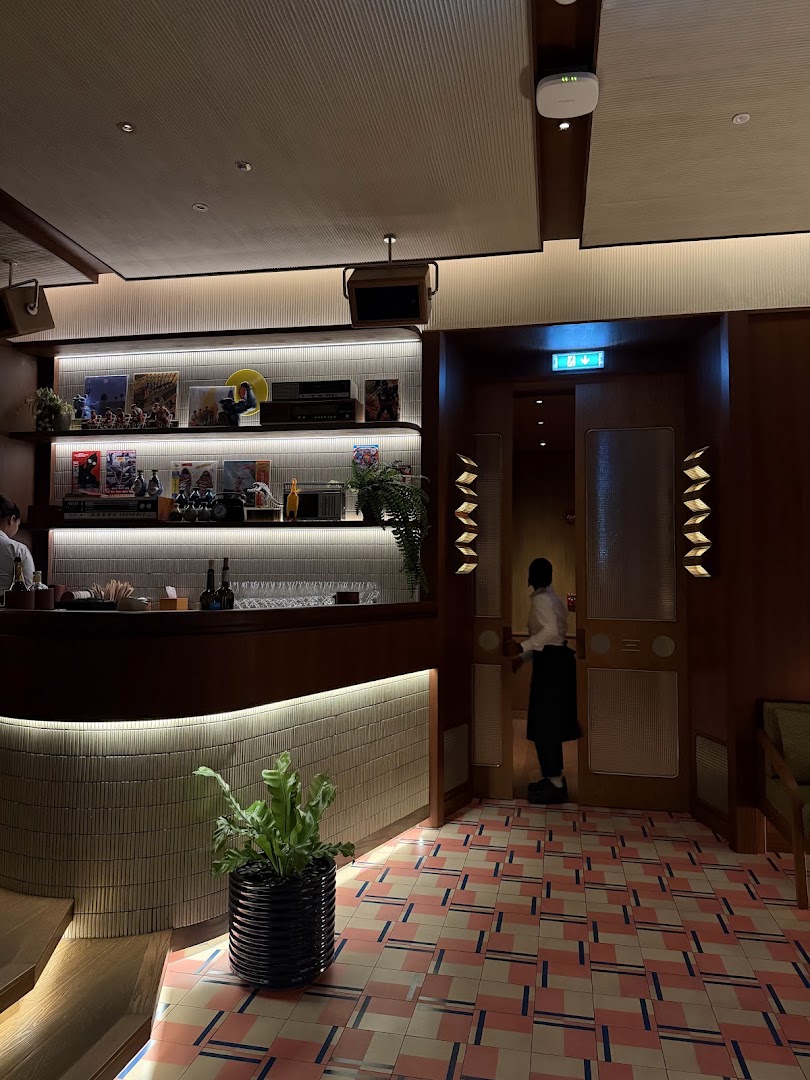 Saikindo: high quality interior atmosphere shot